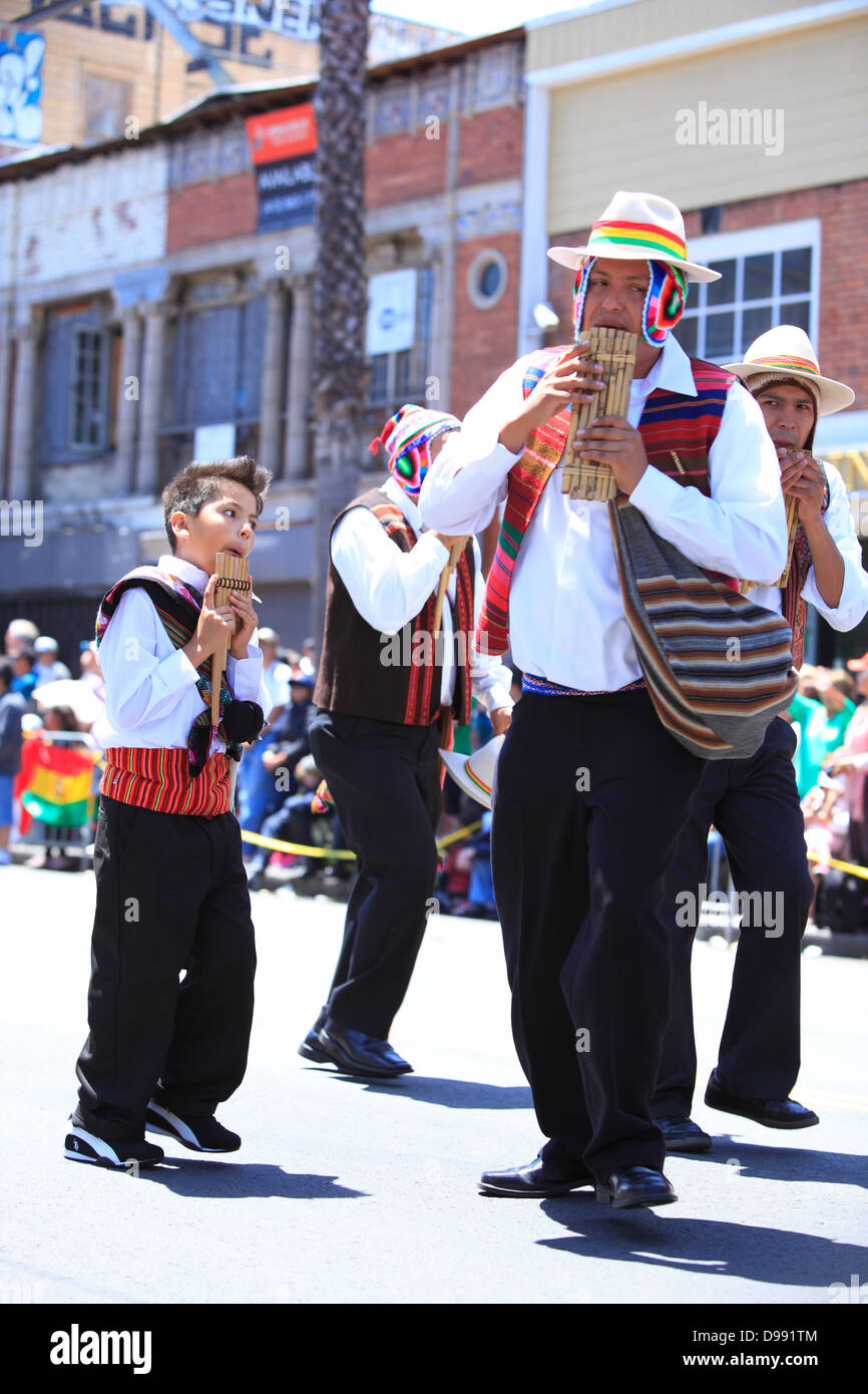 Bunte Musiker im bolivianischen Tracht während Karnevalstreiben im Mission District in San Francisco, Kalifornien, USA Stockfoto