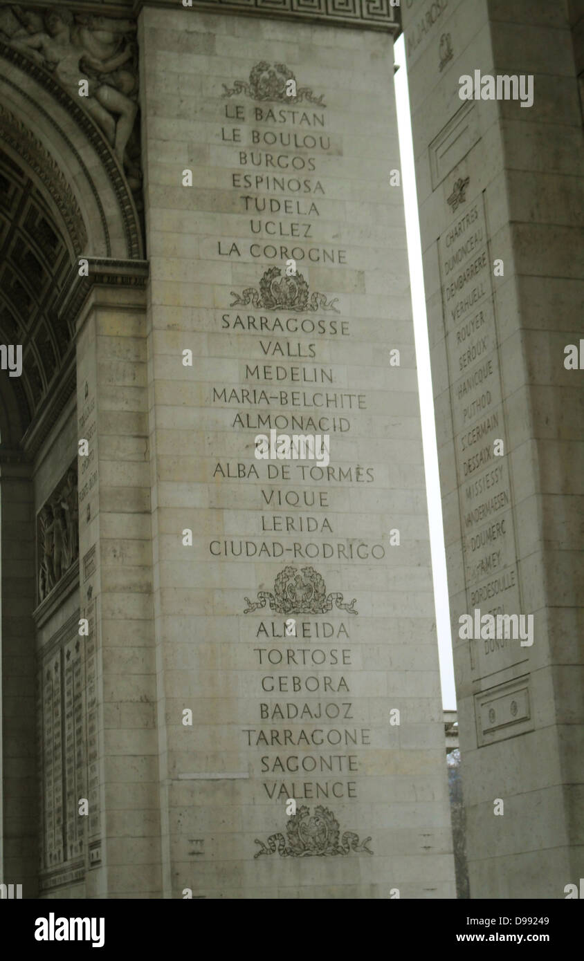 Zum Gedenken an den berühmten Schlachten gekämpft durch Frankreich. Namen in die Säulen der Arc de Triomphe in Paris gehauen Stockfoto