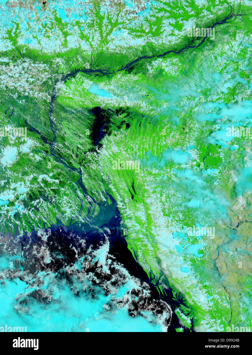 Große Teile von Bangladesch (links der Bildmitte) und Indien (linke Kante und die obere rechte) sind unter Wasser, 3. August 2003. Das helle Blau ist von Flüssen, Seen und überschwemmten Gebieten. Dunkle Fläche links im Vordergrund ist die Bucht von Bengalen. Credit NASA. Stockfoto