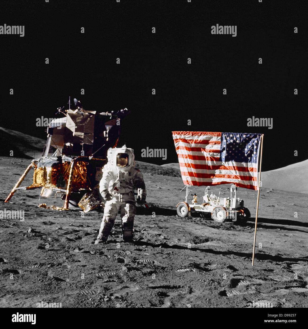 H Harrison Schmitt, Pilot der Mondlandefähre, steht auf der Mondoberfläche in der Nähe der Flagge der Vereinigten Staaten während der letzten Mondlandung der NASA Mission in der Apollo Serie 13. Dezember 1972. Credit: NASA. Wissenschaft Astronaut Raumfahrt Stockfoto
