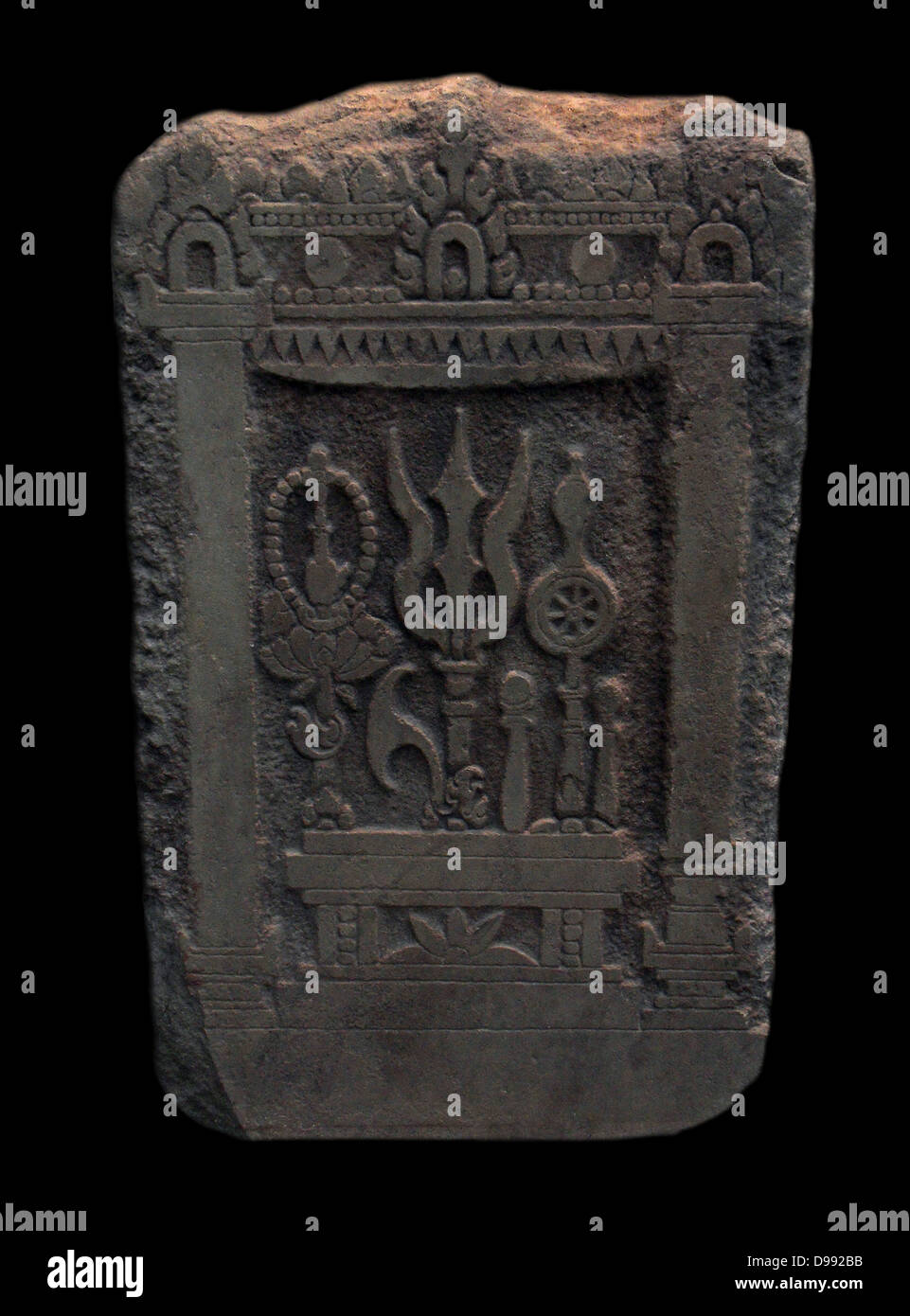 Hindu (Brahmanen) Stele. 2. Halbjahr 7. Darstellung der Trimurti (Shiva, Brahma, Vishnu). 7. Jahrhundert, der Stil der Prei Kmeng (650-700) Sandstein Skulptur von Phum Ta Ok (Dorf) in Kambodscha Stockfoto