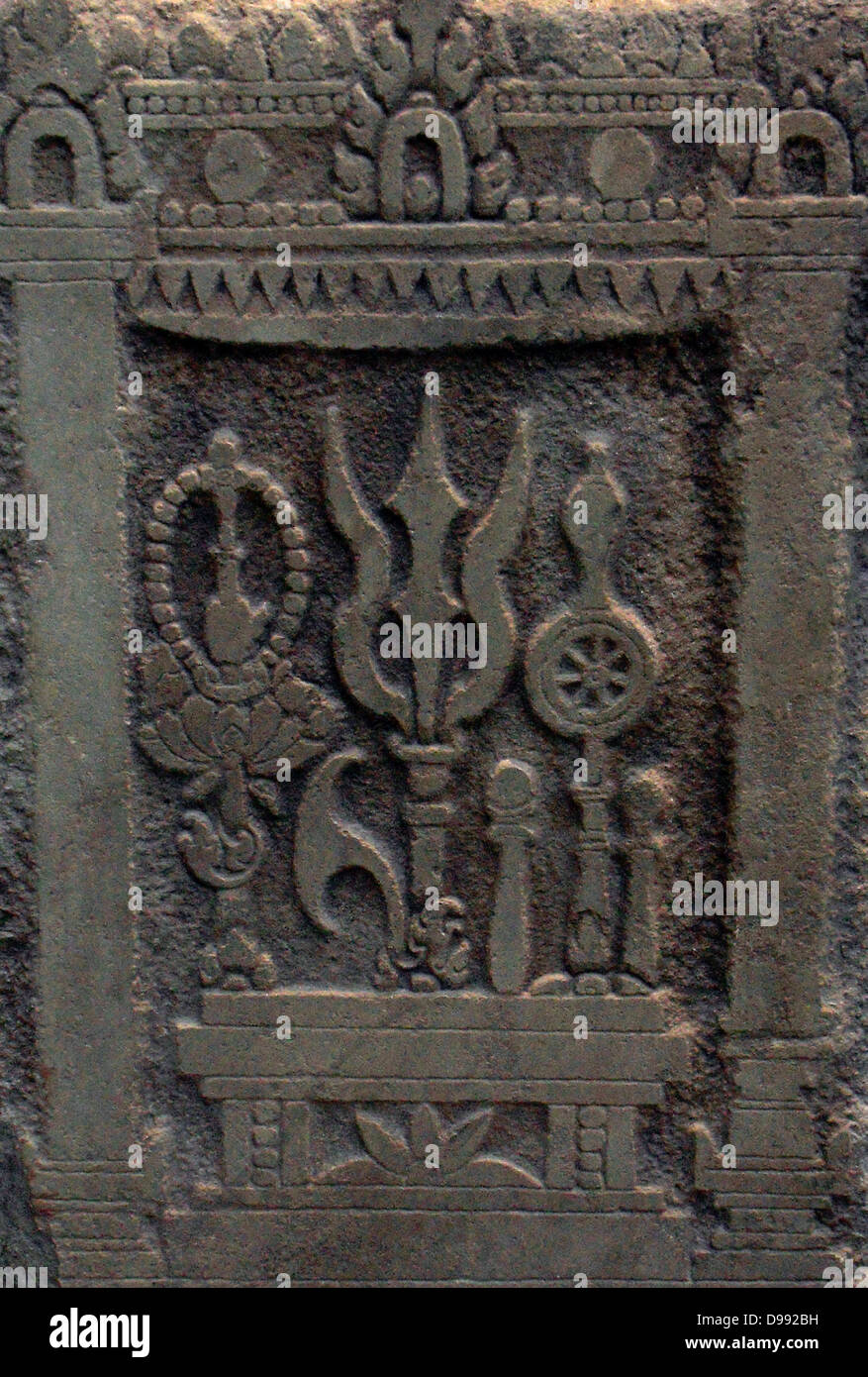 Hindu (Brahmanen) Stele. 2. Halbjahr 7. Darstellung der Trimurti (Shiva, Brahma, Vishnu). 7. Jahrhundert, der Stil der Prei Kmeng (650-700) Sandstein Skulptur von Phum Ta Ok (Dorf) in Kambodscha Stockfoto