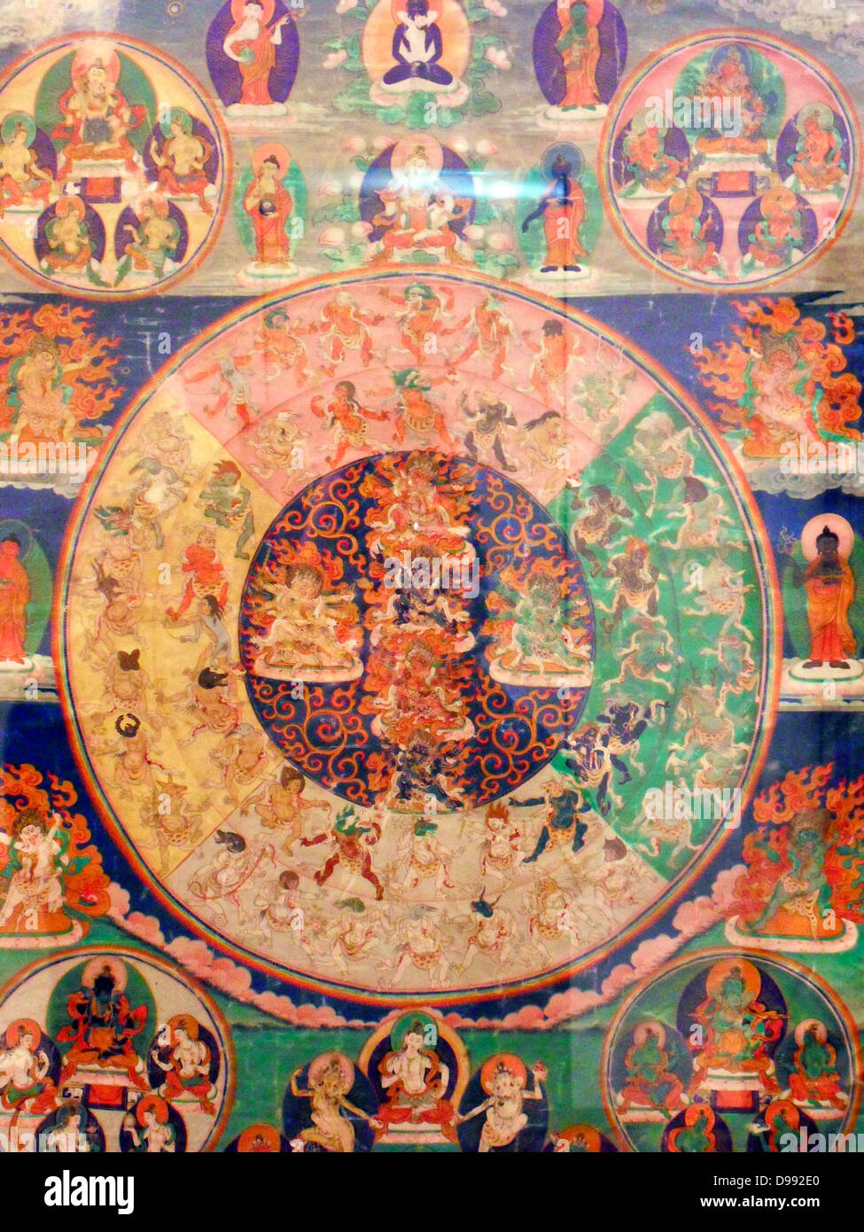 Auf dieser thanka Gottheiten versammelt heftige apparraissent, dass der Verstorbene während des Bardo zu suchen. 19 Mandala Leinwand (Malerei) aus Tibet Stockfoto