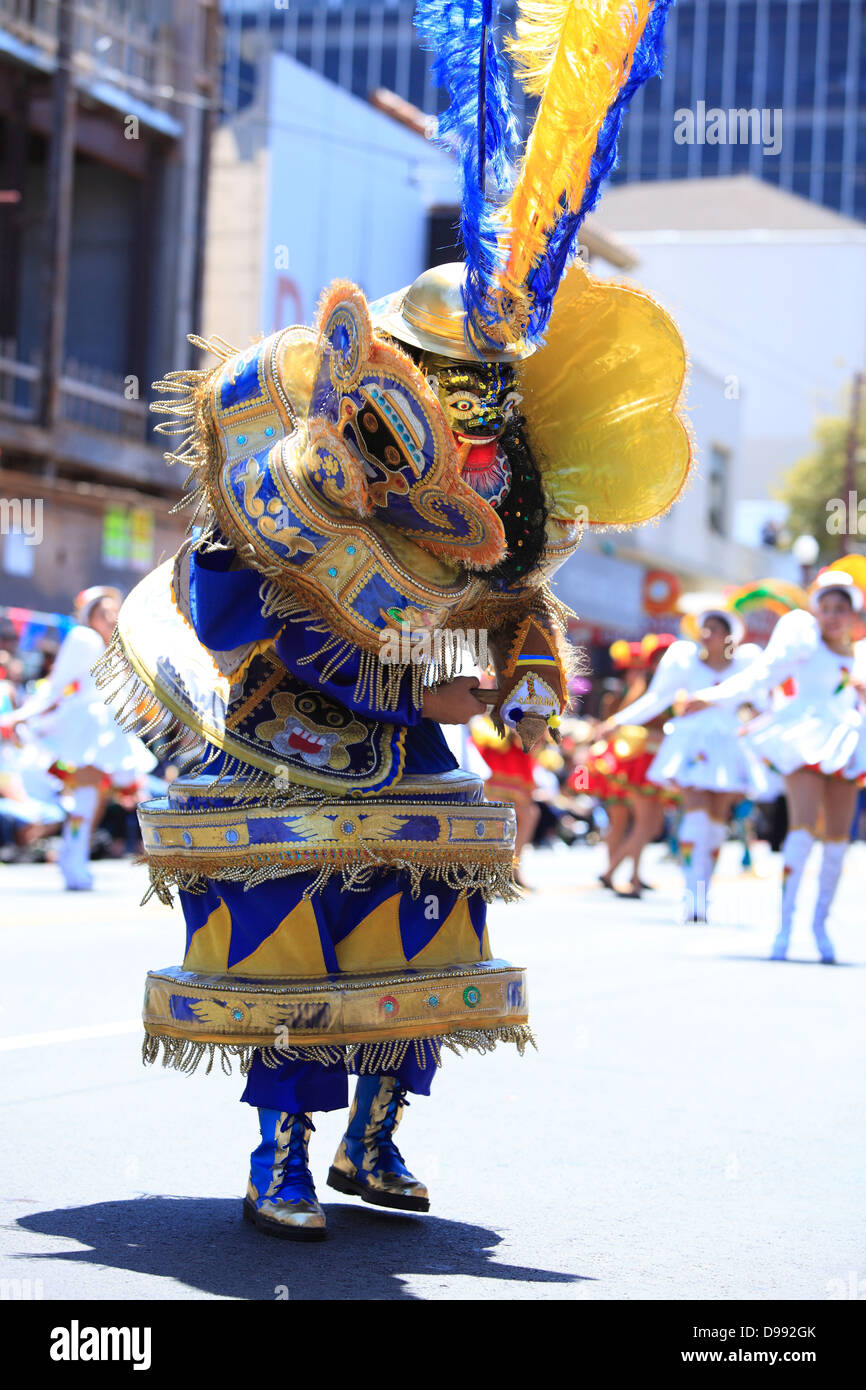 bolivianische Tänzer in Tracht während Karnevalstreiben im Mission District in San Francisco, Kalifornien, USA Stockfoto