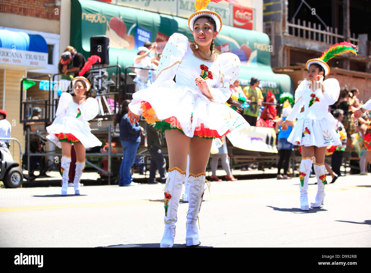 bolivianische Tänzerinnen in traditionellen Kostümen während Karnevalstreiben im Mission District in San Francisco, Kalifornien, USA Stockfoto