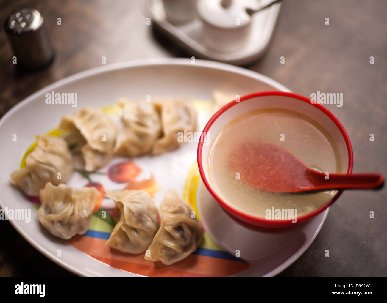 Nahaufnahme der Knödel mit einer Schüssel Suppe Stockfoto