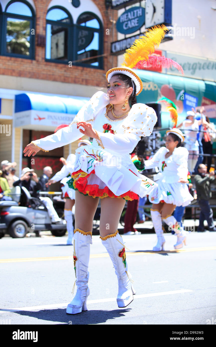 bolivianische Tänzerinnen in traditionellen Kostümen während Karnevalstreiben im Mission District in San Francisco, Kalifornien, USA Stockfoto