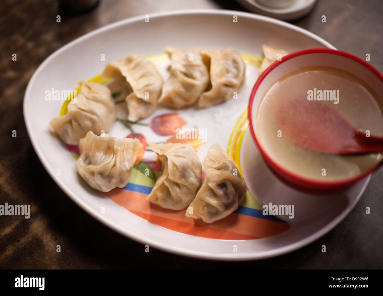 Nahaufnahme der Knödel mit einer Schüssel Suppe Stockfoto