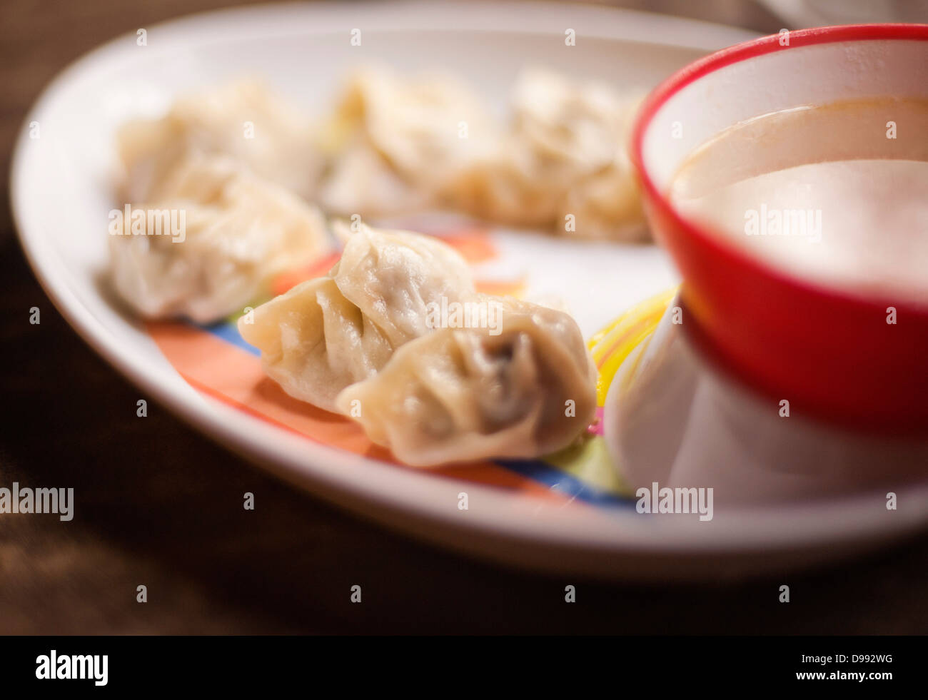 Nahaufnahme der Knödel mit einer Schüssel Suppe Stockfoto