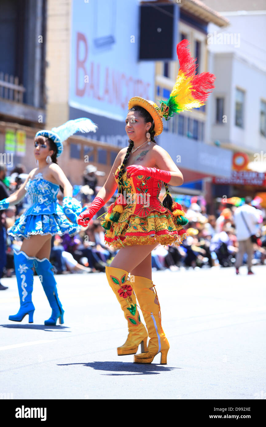 bolivianische Tänzerinnen in traditionellen Kostümen während Karnevalstreiben im Mission District in San Francisco, Kalifornien, USA Stockfoto