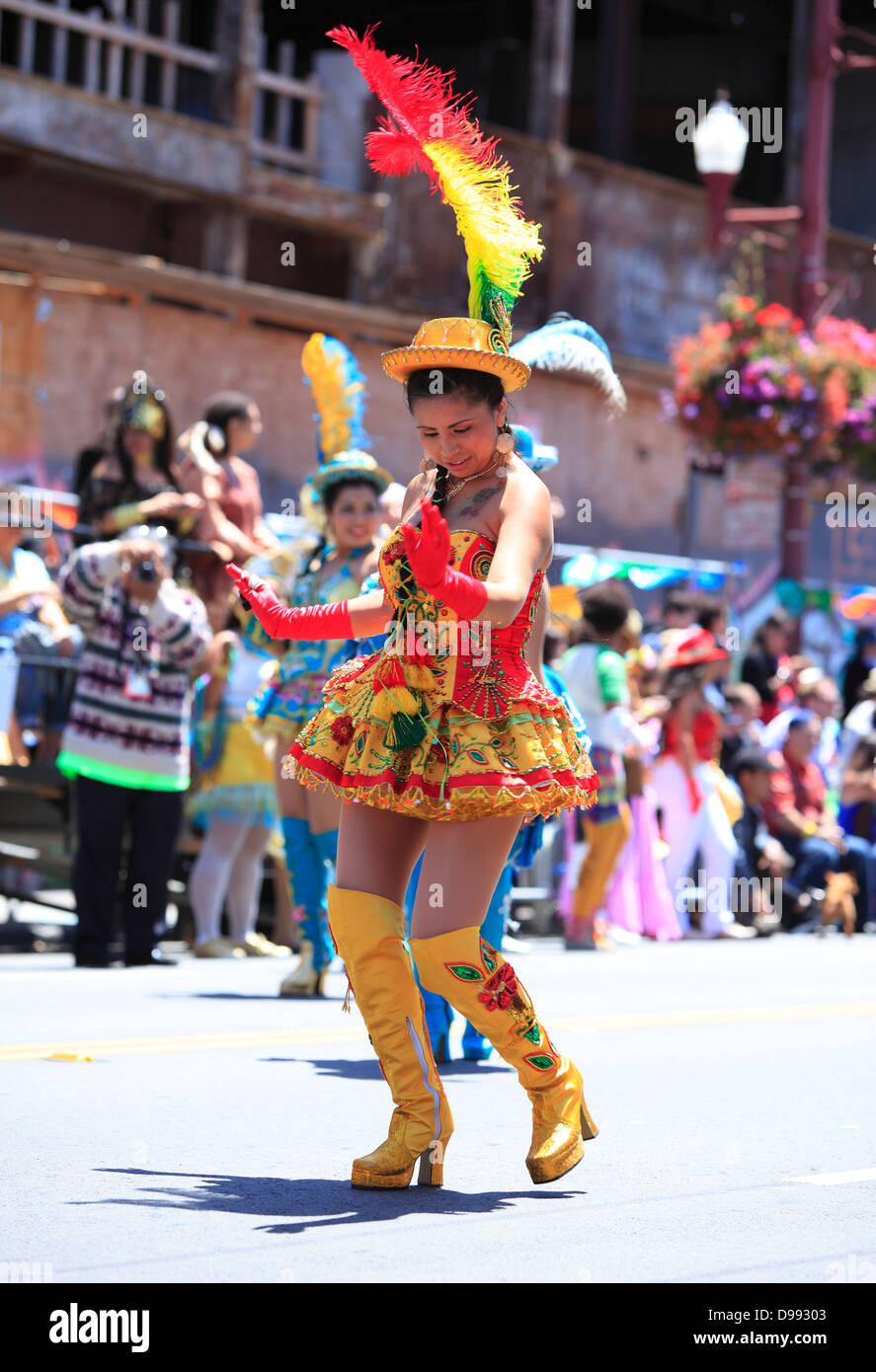 bolivianische Tänzerinnen in traditionellen Kostümen während Karnevalstreiben im Mission District in San Francisco, Kalifornien, USA Stockfoto