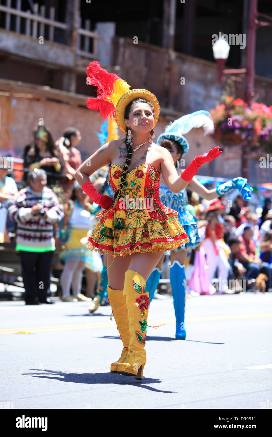 bolivianische Tänzerinnen in traditionellen Kostümen während Karnevalstreiben im Mission District in San Francisco, Kalifornien, USA Stockfoto