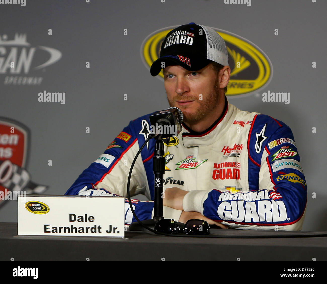 Brooklyn, Michigan, USA. 14. Juni 2013. Sprint-Cup-Serie-Fahrers Dale Earnhardt Jr. (88) spricht mit den Medien vor der Praxis in der Nascar Sprint Cup Series auf dem Michigan International Speedway am 14. Juni 2013 in Brooklyn, Michigan. Tom Turrill/CSM/Alamy Live-Nachrichten Stockfoto