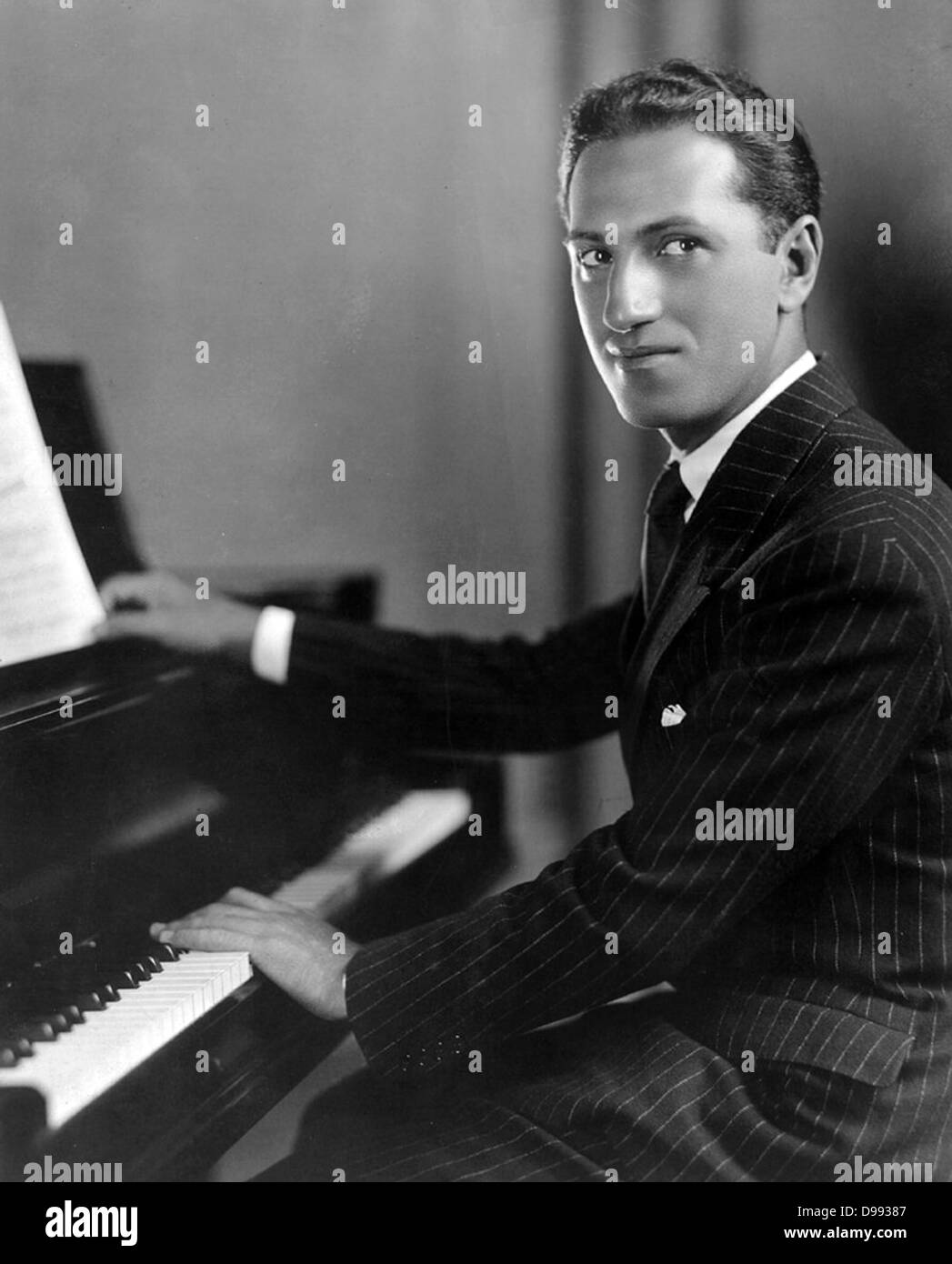 George Gershwin (1898-1937), US-amerikanischer Komponist und Pianist. Gershwins Kompositionen überspannt die beiden beliebten und klassischen Gattungen. Er schrieb die meisten seiner Gesangs- und Theaterstücke, darunter mehr als ein Dutzend Shows am Broadway, in Zusammenarbeit mit seinem älteren Bruder Ira Gershwin Stockfoto