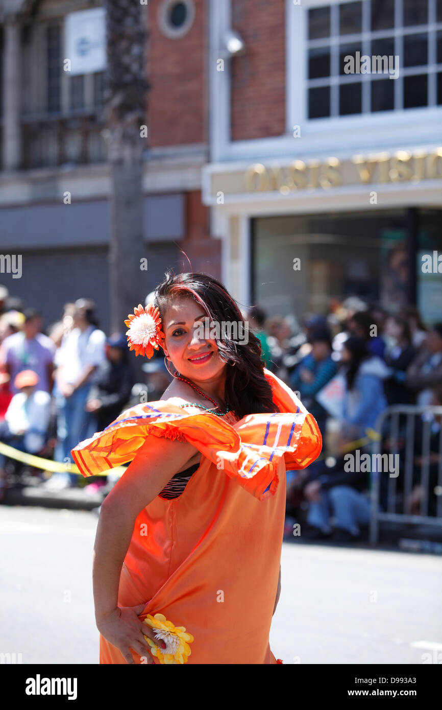 bolivianische Tänzer in Tracht während Karnevalstreiben im Mission District in San Francisco, Kalifornien, USA Stockfoto