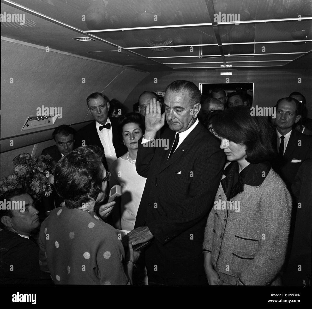 Lyndon Baines Johnson (August 27, 1908 - Januar 22, 1973), 36. Präsident der Vereinigten Staaten von 1963 bis 1969 als Präsident der Vereinigten Staaten auf ein Flugzeug mit den Körper seines ermordeten Vorgängers John Kennedy vereidigt. November 1963. Er ist Stockfoto