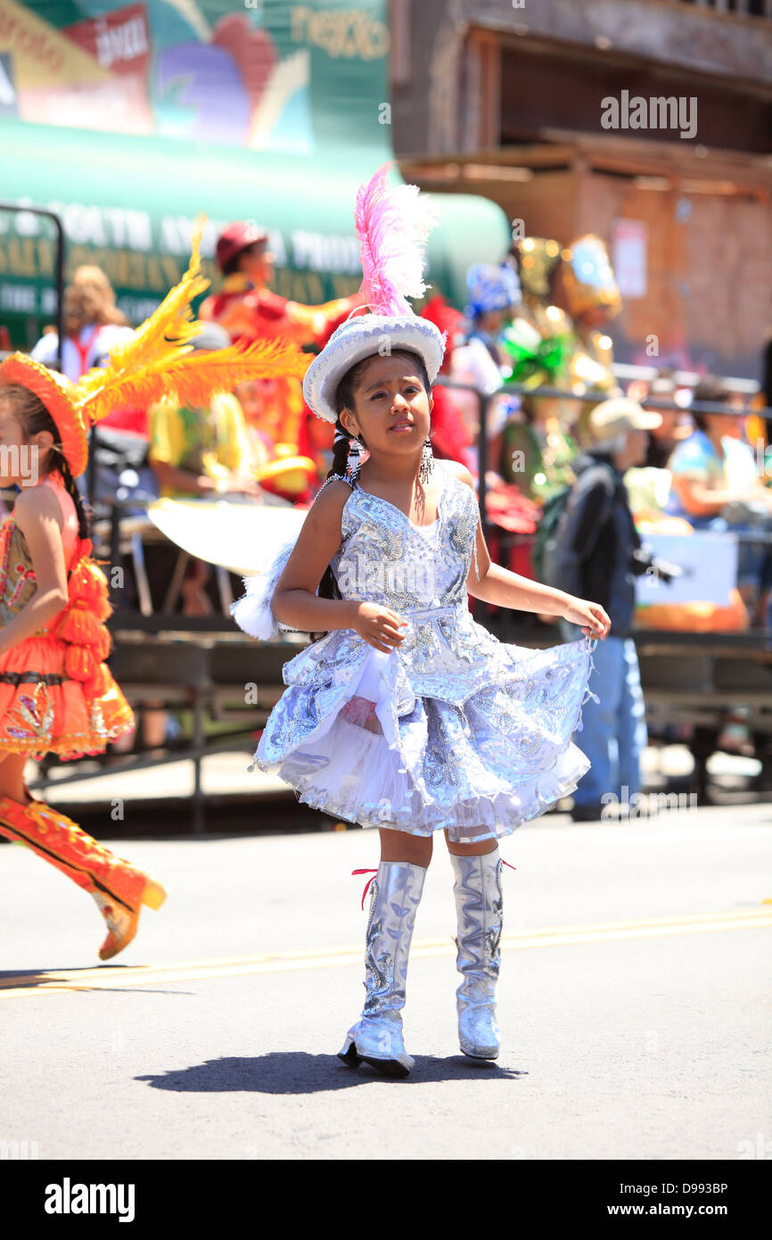 jungen bolivianischen Tänzer in Tracht während Karnevalstreiben im Mission District in San Francisco, Kalifornien, USA Stockfoto