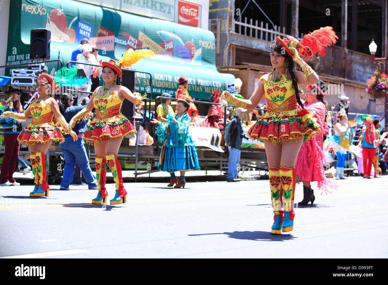 bolivianische Tänzerinnen in traditionellen Kostümen während Karnevalstreiben im Mission District in San Francisco, Kalifornien, USA Stockfoto