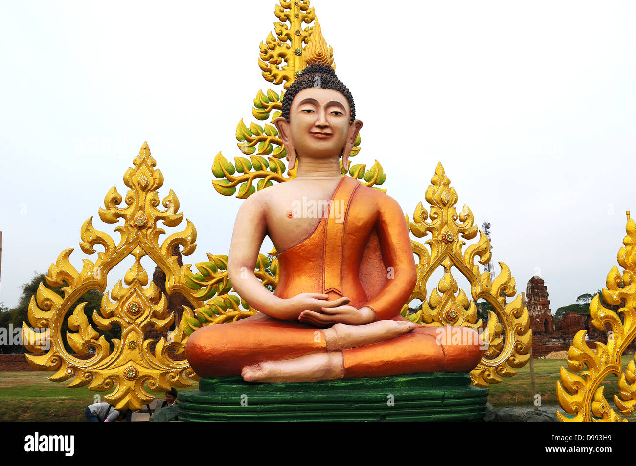 Buddha Zen goldenen Glanz isoliert orange Indien Thailand Weisheit meditieren Steinskulptur orientalische weiße Reise beten Chinesisch Stockfoto