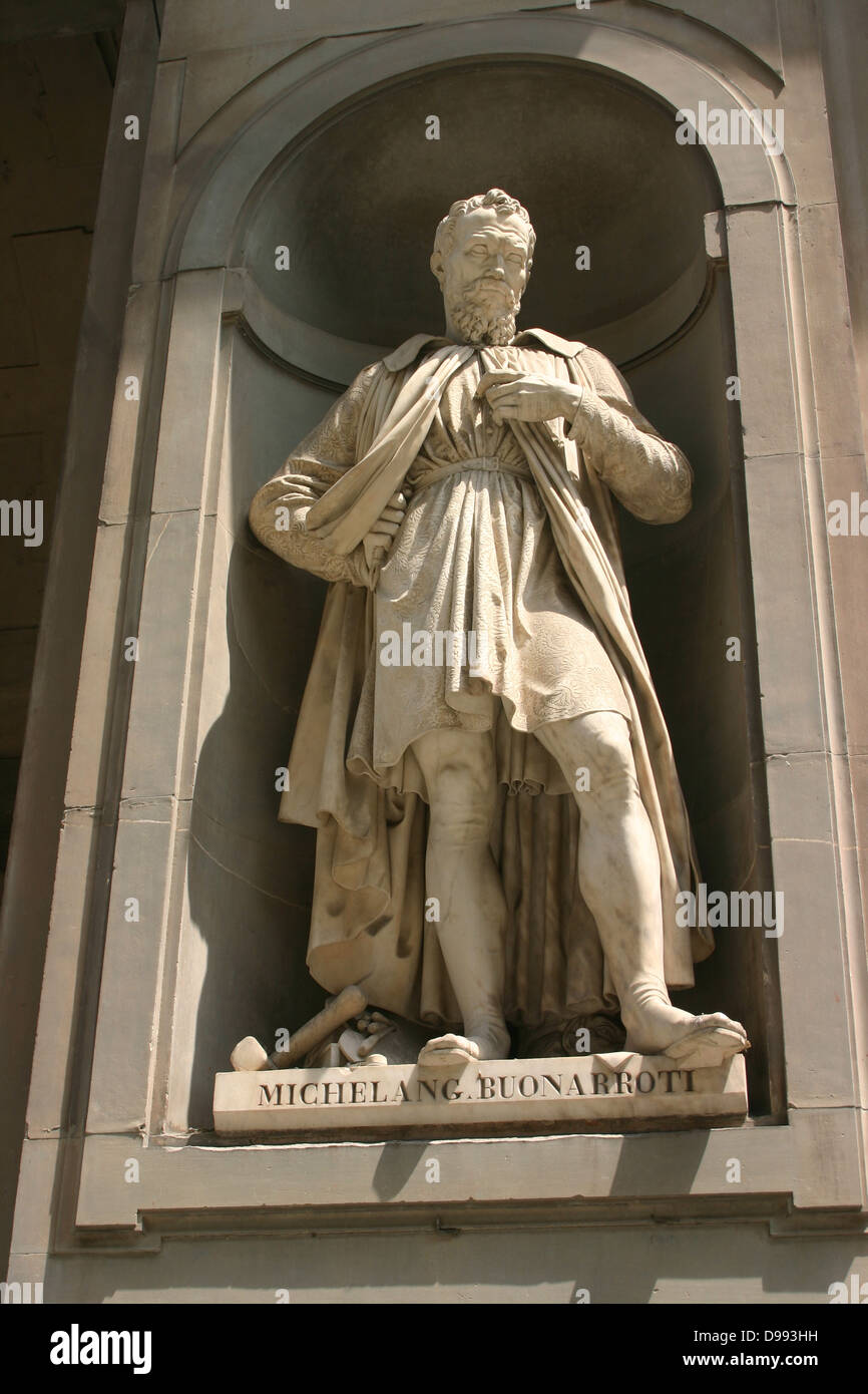 Michelangelo Buonarroti Simoni (6. März 1475 - vom 18. Februar 1564), italienische Renaissance Maler, Bildhauer, Architekt, Dichter und Ingenieur. Portrait Skulptur von Michelangelo von der Außenseite des Uffizi Palace in Florenz, Italien Stockfoto