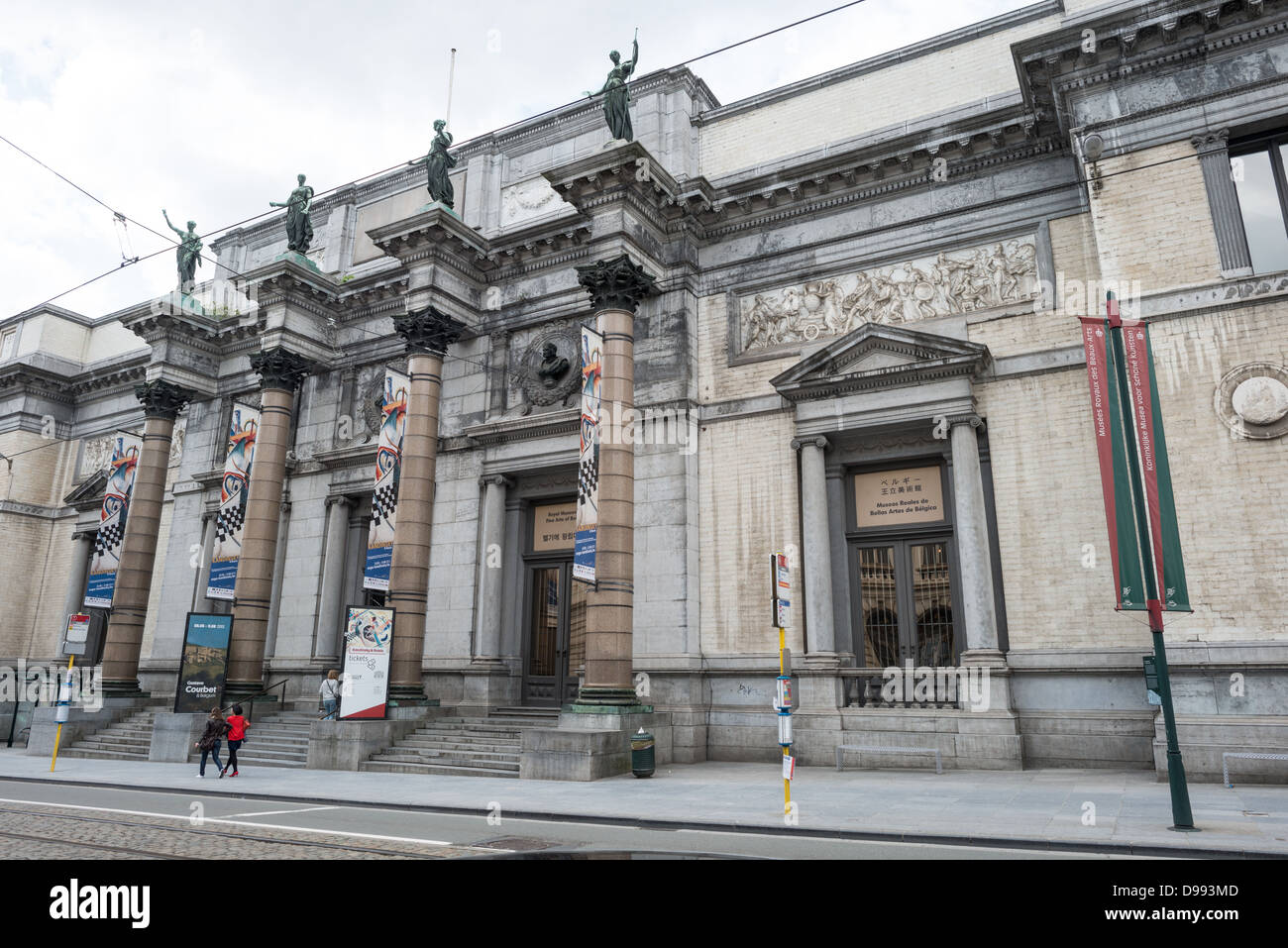 Brüssel, Belgien - vor dem Gebäude der königlichen Museen der Schönen Künste in Belgien (Französisch, VTT royaux des Beaux-Arts de Belgique), eines der bekanntesten Museen in Belgien. Der Komplex besteht aus mehreren Museen, darunter antike Kunst Museum (XV-XVII Jahrhundert), das Museum für Moderne Kunst (XIX-XX Jahrhundert), die wiertz Museum, die meunier Museum und das der Magritte Museum. Stockfoto