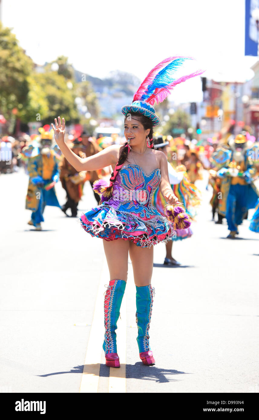 Porträt einer bolivianischen Tänzerin in traditioneller Tracht während Karnevalstreiben im Mission District in San Francisco, Kalifornien, USA Stockfoto