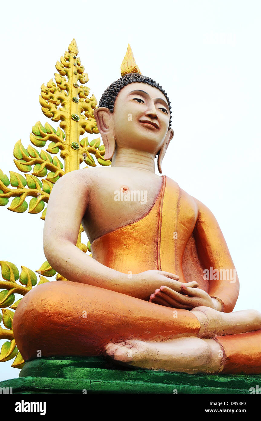 Buddha Zen goldenen Glanz isoliert orange Indien Thailand Weisheit meditieren Steinskulptur orientalische weiße Reise beten Chinesisch Stockfoto