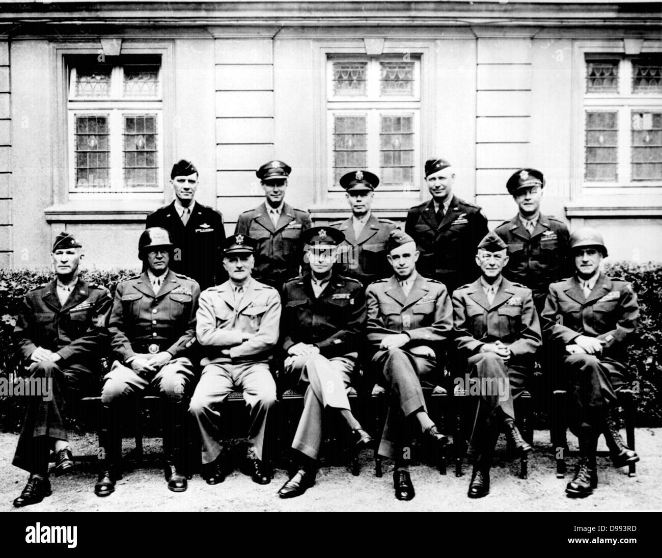 Ältere amerikanische Offiziere während des Zweiten Weltkrieges. Sitzend (von links nach rechts) Generälen William H. Simpson, George S. Patton, Carl A. Spaatz, Dwight D. Eisenhower, Omar Bradley, Courtney H. Hodges, und Leonard T. Gerow; stehend (von links nach rechts) Ralph Stockfoto