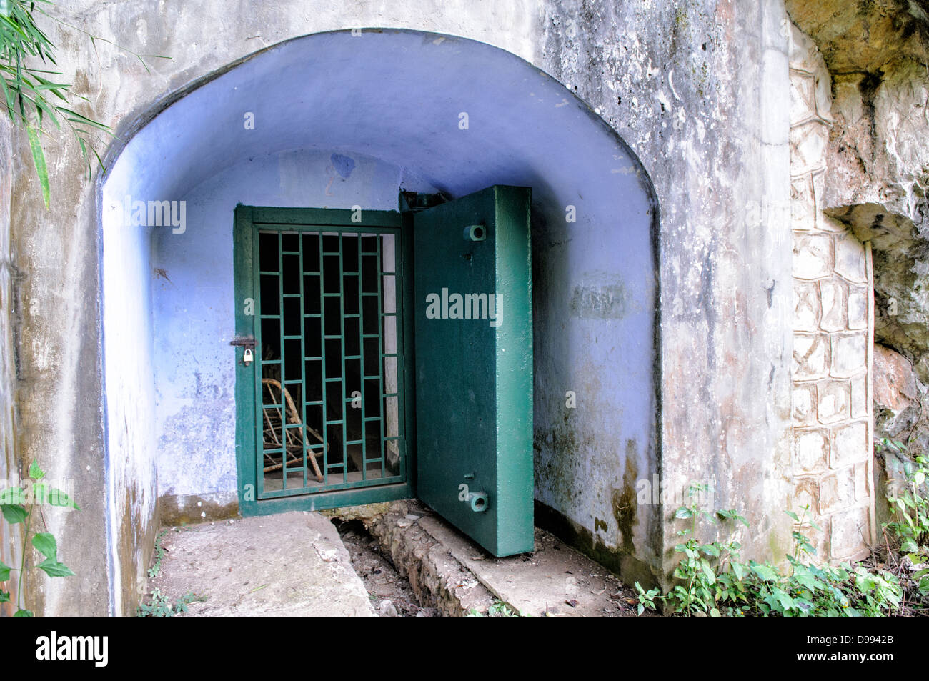 VIENG XAI, Laos — die Krankenhaushöhlen in den Pathet Lao Caves in Vieng XAI, Provinz Houaphanh. Diese Höhlen, die während des Vietnamkriegs als medizinische Einrichtung genutzt wurden, boten den Pathet Lao-Kämpfern Zuflucht und Pflege. Das Höhlennetz ist eine bedeutende historische Stätte, die die Widerstandsfähigkeit und den Einfallsreichtum der revolutionären Bewegung widerspiegelt. Stockfoto