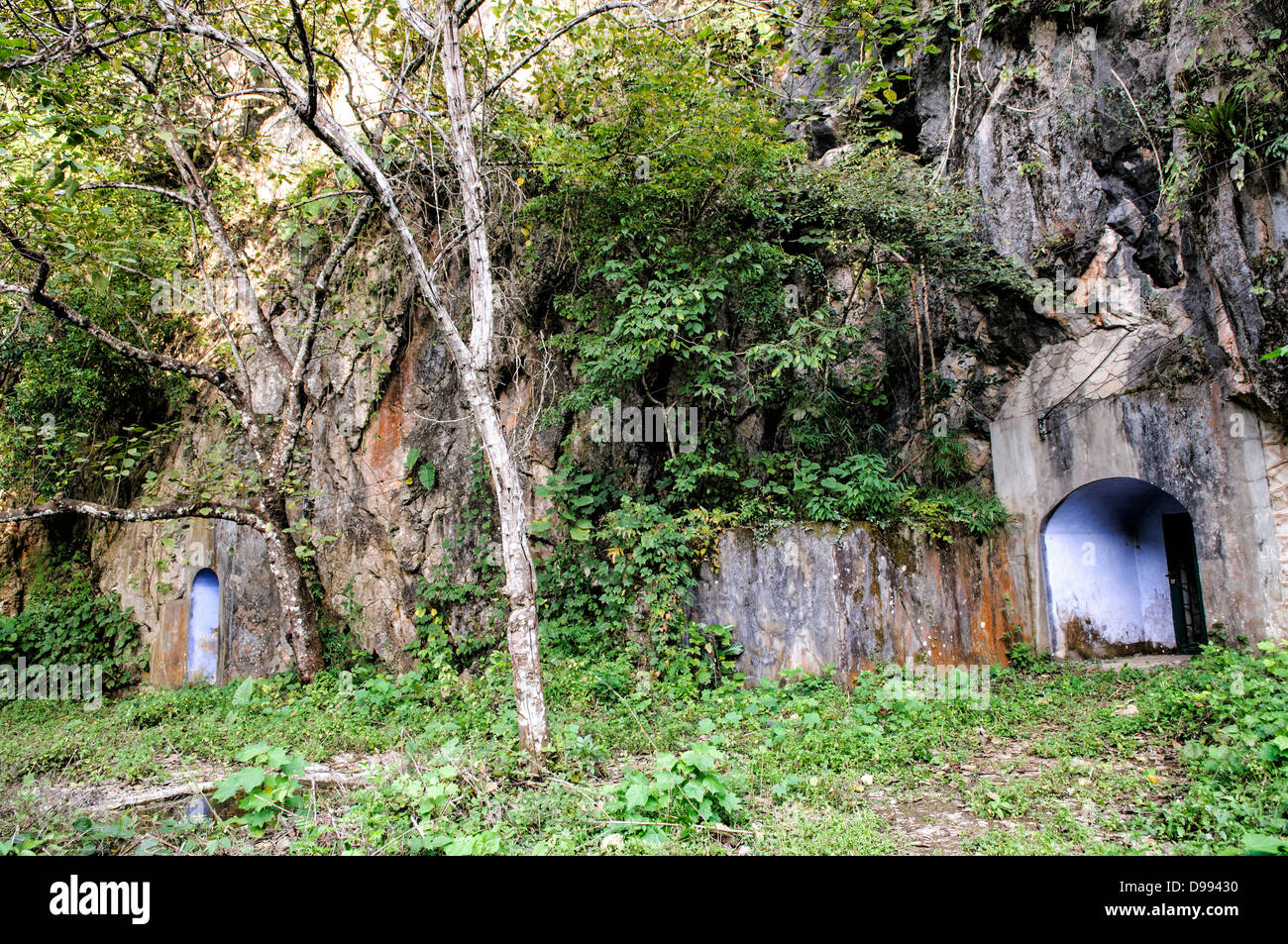 VIENG XAI, Laos — die Krankenhaushöhlen in den Pathet Lao Caves in Vieng XAI, Provinz Houaphanh. Diese Höhlen, die während des Vietnamkriegs als medizinische Einrichtung genutzt wurden, boten den Pathet Lao-Kämpfern Zuflucht und Pflege. Das Höhlennetz ist eine bedeutende historische Stätte, die die Widerstandsfähigkeit und den Einfallsreichtum der revolutionären Bewegung widerspiegelt. Stockfoto