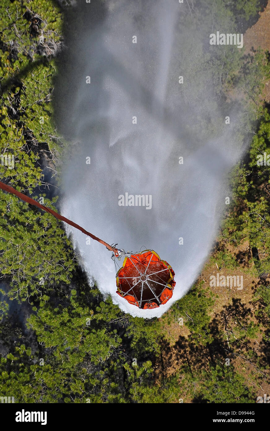 Ein uns Armee UH-60 Black Hawk-Hubschrauber fällt einen 500 Gallonen Brandbekämpfung Eimer mit Wasser auf das Feuer Schwarzwald 12. Juni 2013 in der Nähe von Colorado Spring, CO. Das Feuer hat zwei Menschen getötet und mehr als 500 Häuser immer das zerstörendste Wildfire in Colorado zerstört. Stockfoto