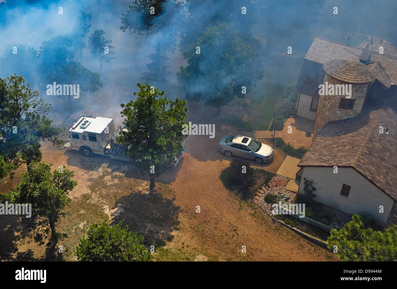 Luftaufnahme von Rauch und Feuer rund um ein Haus durch die Black Forest Fire 12. Juni 2013 in der Nähe von Colorado Spring, CO verursacht. Das Feuer hat zwei Menschen getötet und mehr als 500 Häuser immer das zerstörendste Wildfire in Colorado zerstört. Stockfoto