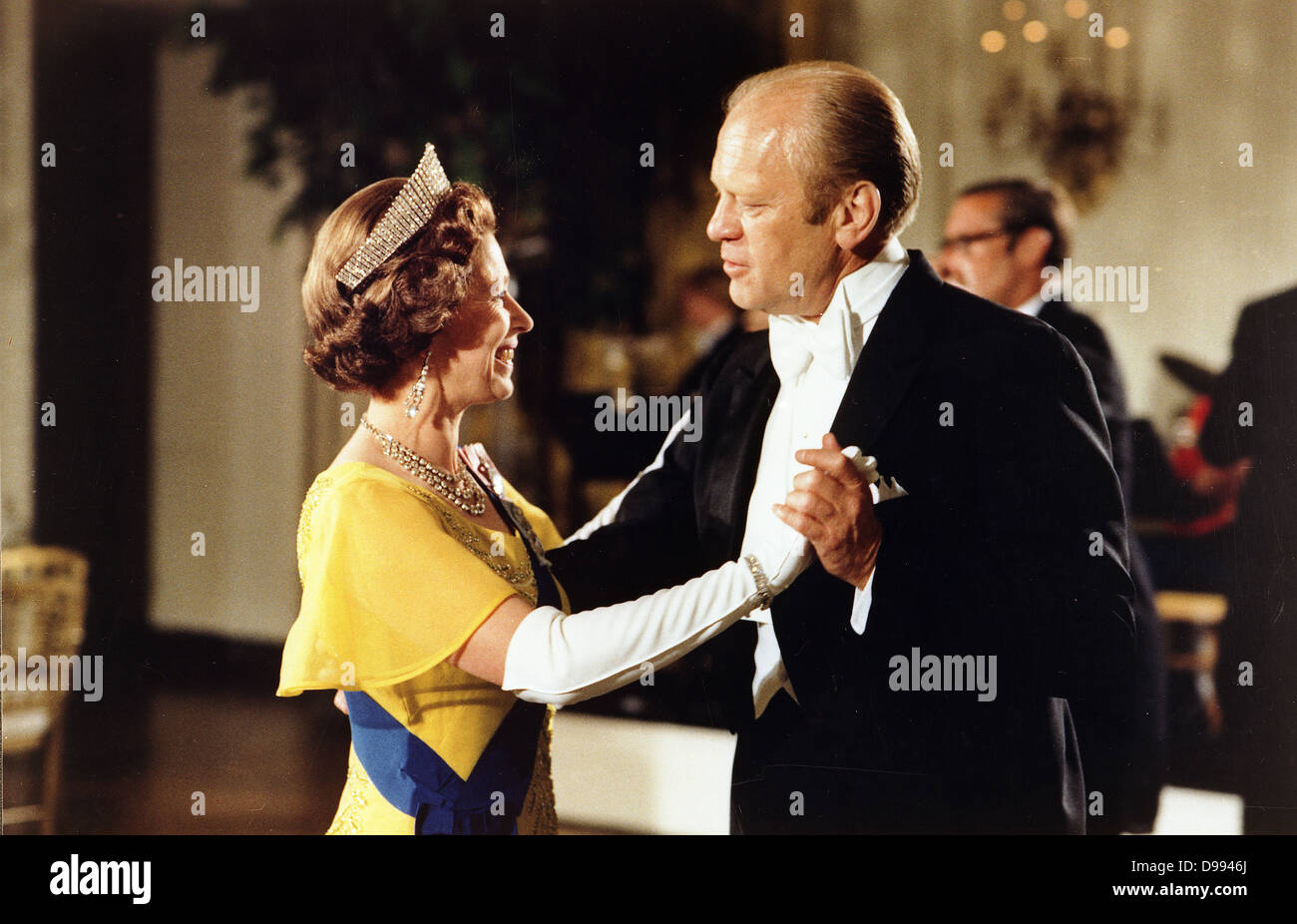 Gerald Ford (1913-2006), 38. Präsident der Vereinigten Staaten 1974-1977, Tanz mit Königin Elizabeth II. an der Kugel im Weißen Haus, Washington, während der 1976 Bicentennial Feierlichkeiten der Erklärung der Unabhängigkeit. Stockfoto
