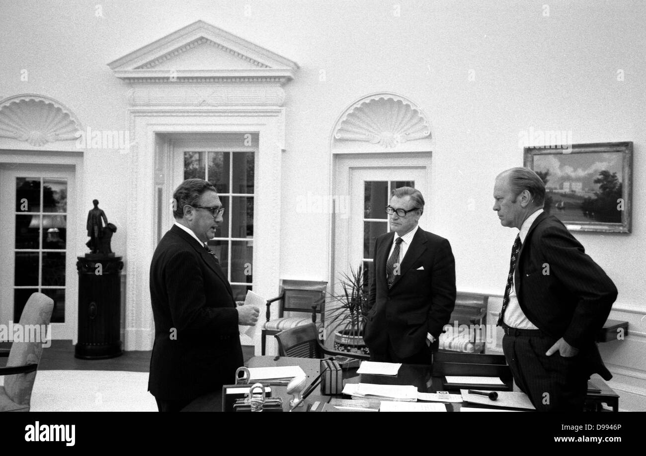 Gerald Ford (1913-2006), 38. Präsident der Vereinigten Staaten 1974-1977, trifft im Oval Office mit Außenminister Henry Kissinger. Stockfoto