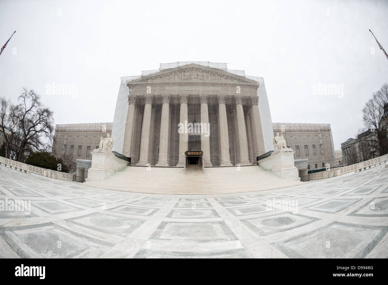 WASHINGTON DC, Vereinigte Staaten – Gerüste und dekorative Gestelle auf dem Supreme Court Building, das 2012 einem großen Renovierungsprojekt unterzogen wurde. Das Supreme Court Building, ein Wahrzeichen der amerikanischen Justiz, steht majestätisch auf dem Capitol Hill. Das neoklassizistische Gebäude, entworfen von dem Architekten Cass Gilbert, wurde 1935 fertiggestellt. Das Gebäude dient als Hauptquartier des Obersten Gerichtshofs der Vereinigten Staaten. Stockfoto