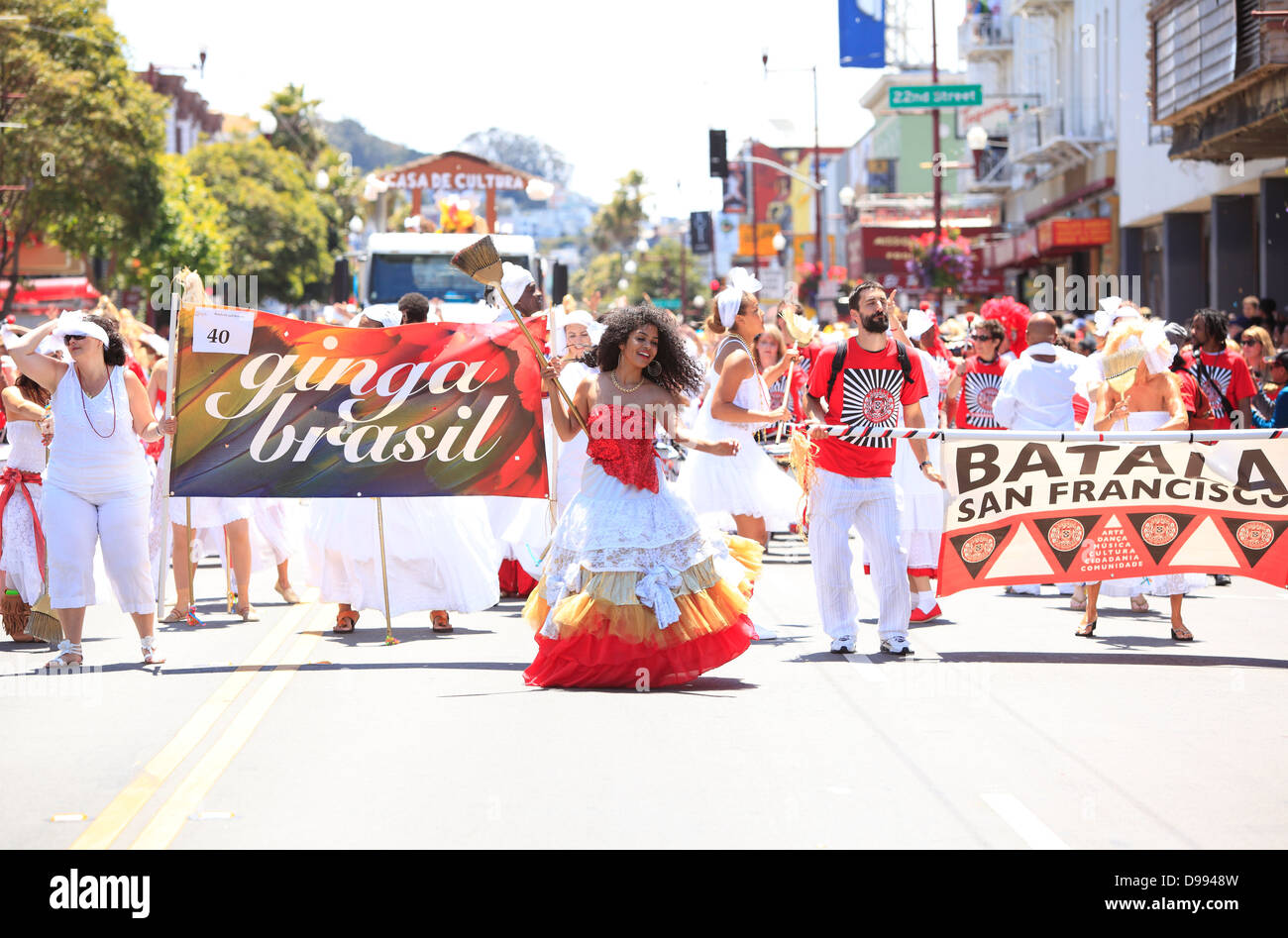 Farbenfrohe und temperamentvolle Kontingent der Tänzer während Karnevalstreiben im Mission District in San Francisco, Kalifornien, USA Stockfoto