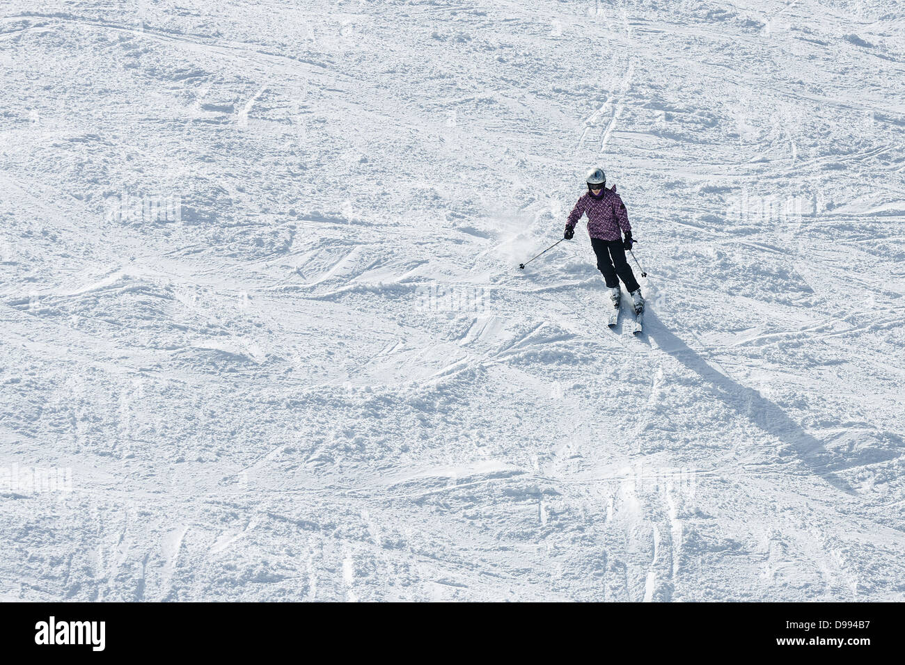 Mountain-Skifahrer von einem Berghang hinunter Stockfoto