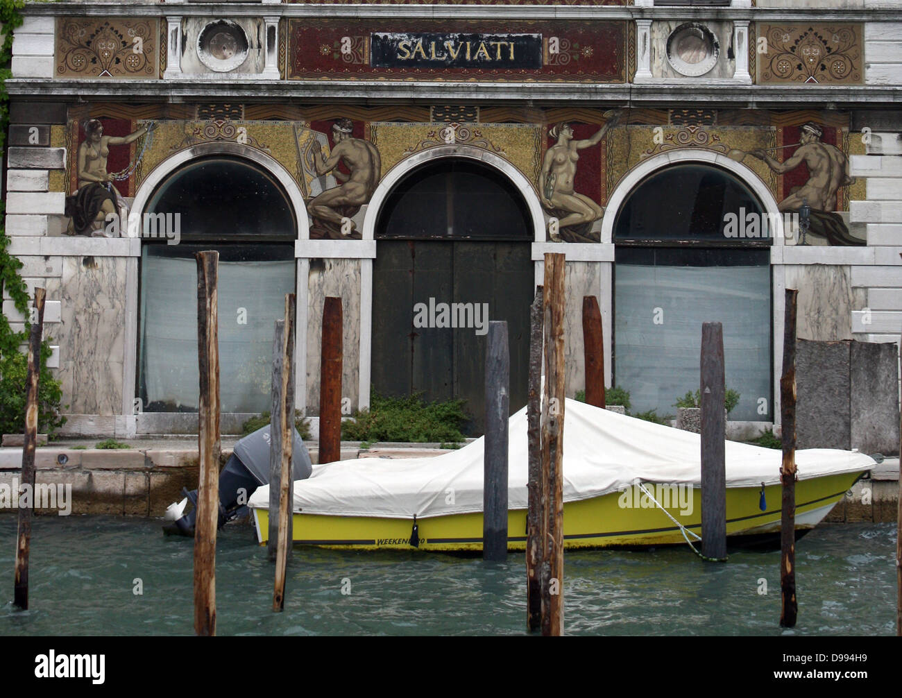 Palazzo Salviati, Venedig. Entlang des Canal Grande verschiedenen palces und Häuser wurden vom 16. bis 19. Jahrhundert gebaut. Dieser Palast war die Residenz aus dem 19. Jahrhundert mit Glasmosaik aus dem Leben und commrece von Venedig. Stockfoto