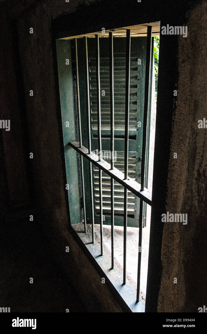 VIENG XAI, Laos — das Innere der Wohnräume innerhalb des Pathet Lao Höhlenkomplexes zeigt die unterirdischen Einrichtungen, die während des Zweiten Indochina-Krieges genutzt wurden. Die Vieng XAI-Höhlen dienten von 1964 bis 1973 als Hauptquartier und Wohnbasis für die kommunistischen Kräfte Pathet Laos während ihres Konflikts gegen die Königlich-Laos-Regierung. Das ausgedehnte Höhlennetz beherbergte politische Führer, Militärkommandanten und ihre Familien in einer versteckten Stadt, die in die Kalkkarstlandschaft gehauen wurde. Die Höhlen enthielten Besprechungsräume, Büros, Wohnräume, Krankenhäuser, Schulen, und sogar ein Theater, das es unterstützt Stockfoto