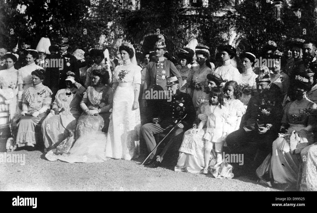 Franz Joseph I (1830-1916), Kaiser von Österreich, sitzt, bei der Hochzeit von Erzherzog Karl (später Charles I) Prinzessin Zita von Bourbon-Parma im Frauengefängnis Schloss, 21. November 1911. Stockfoto