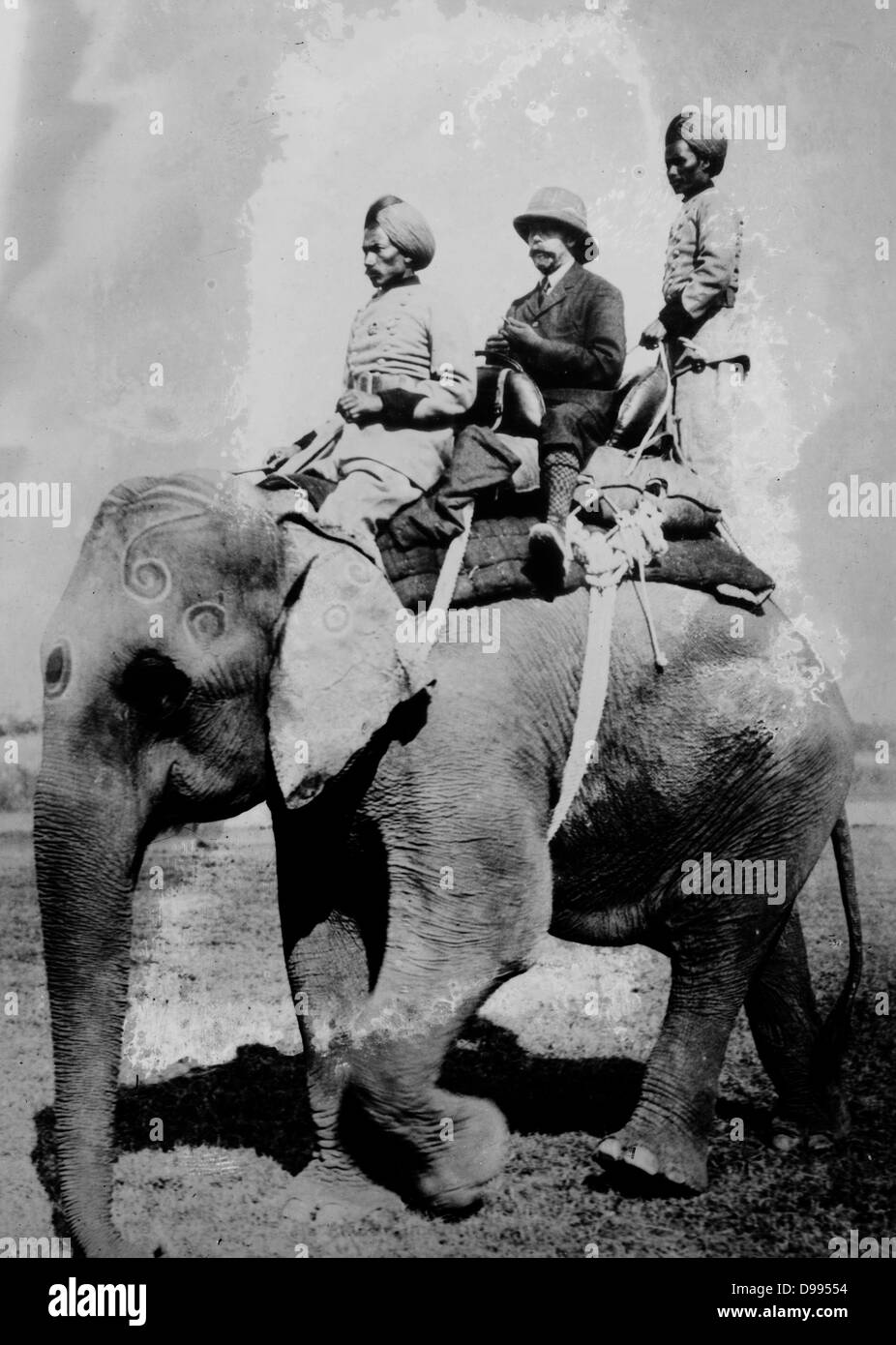 George V (1865-1936) König von Großbritannien von 1936. Reiten auf einem Elefanten auf einem Jagdausflug in Nepal, im Dezember 1911, während in Indien als King-Emperor von Indien installiert werden. Stockfoto