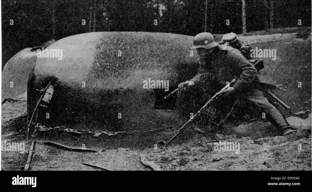 Weltkrieg II: Nazi (Deutsch) Demonstration, wie Französische defensive Maginot-linie Forts durch Angriff mit Flamme - Flammenwerfer und Granaten zerstört wurden. In einigen Orten die Maginot-linie Verteidigung für einige Zeit gehalten. Stockfoto