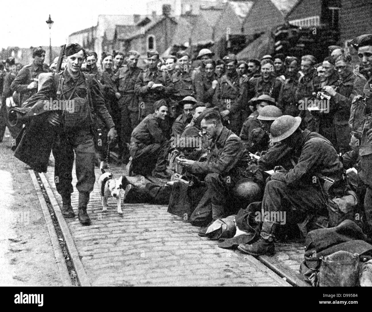 Mitglieder des britischen Expeditionskorps aus einem Hafen im Nordwesten von Frankreich nach der Schlacht von Frankreich und den Deutschen voraus, freuen uns auf englischem Boden zu sein wieder evakuiert. Stockfoto