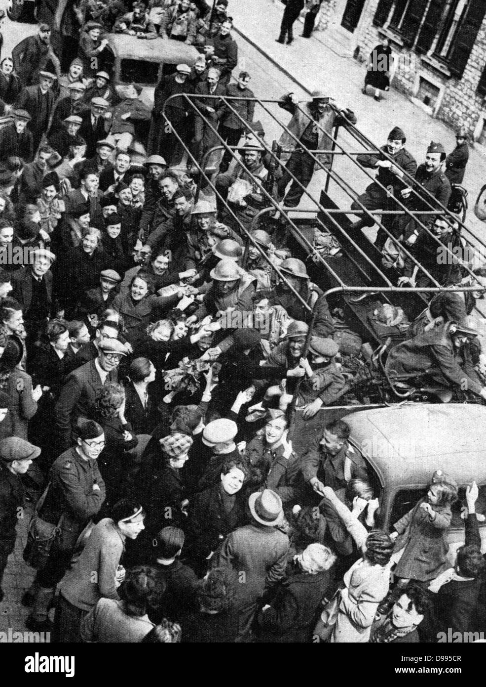 Befreiung Belgiens von der deutschen Besatzung, 1-10 September 1944: eine LKW-Ladung von britischen Soldaten durch die Jubelnden belgische Zivilisten und Soldaten begrüßt. Stockfoto