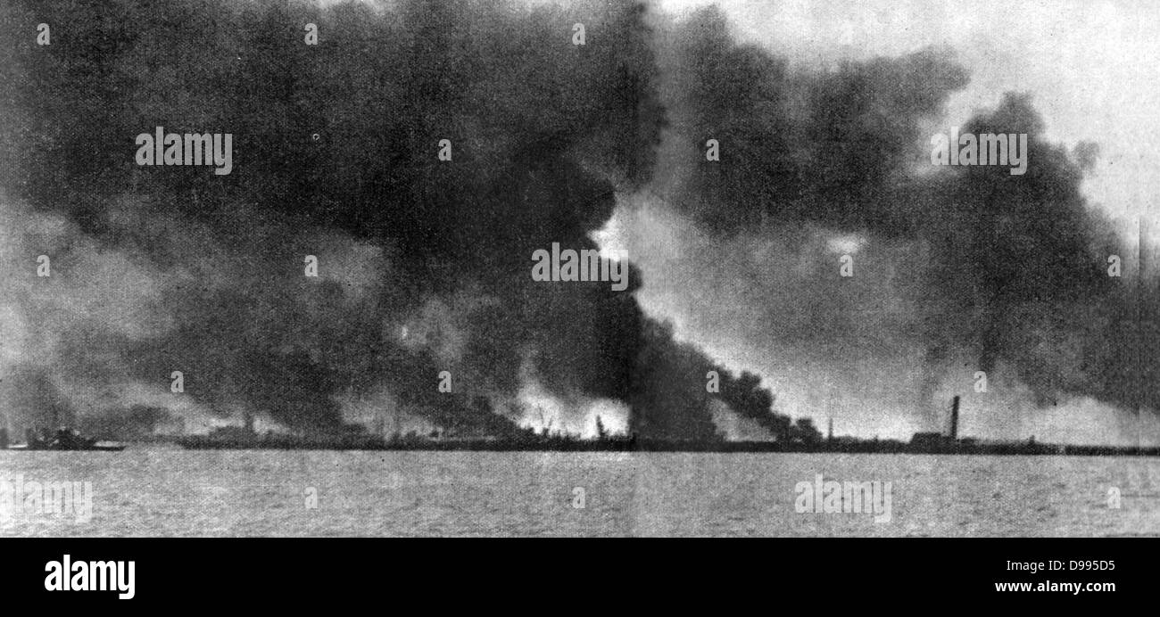 Dünkirchen in Flammen aus der Deutschen Bombardierung des britischen Expeditionskorps und französischen und belgischen Truppen die Stadt und die Strände evakuiert, 27. Mai bis 3. Juni 1940. Stockfoto