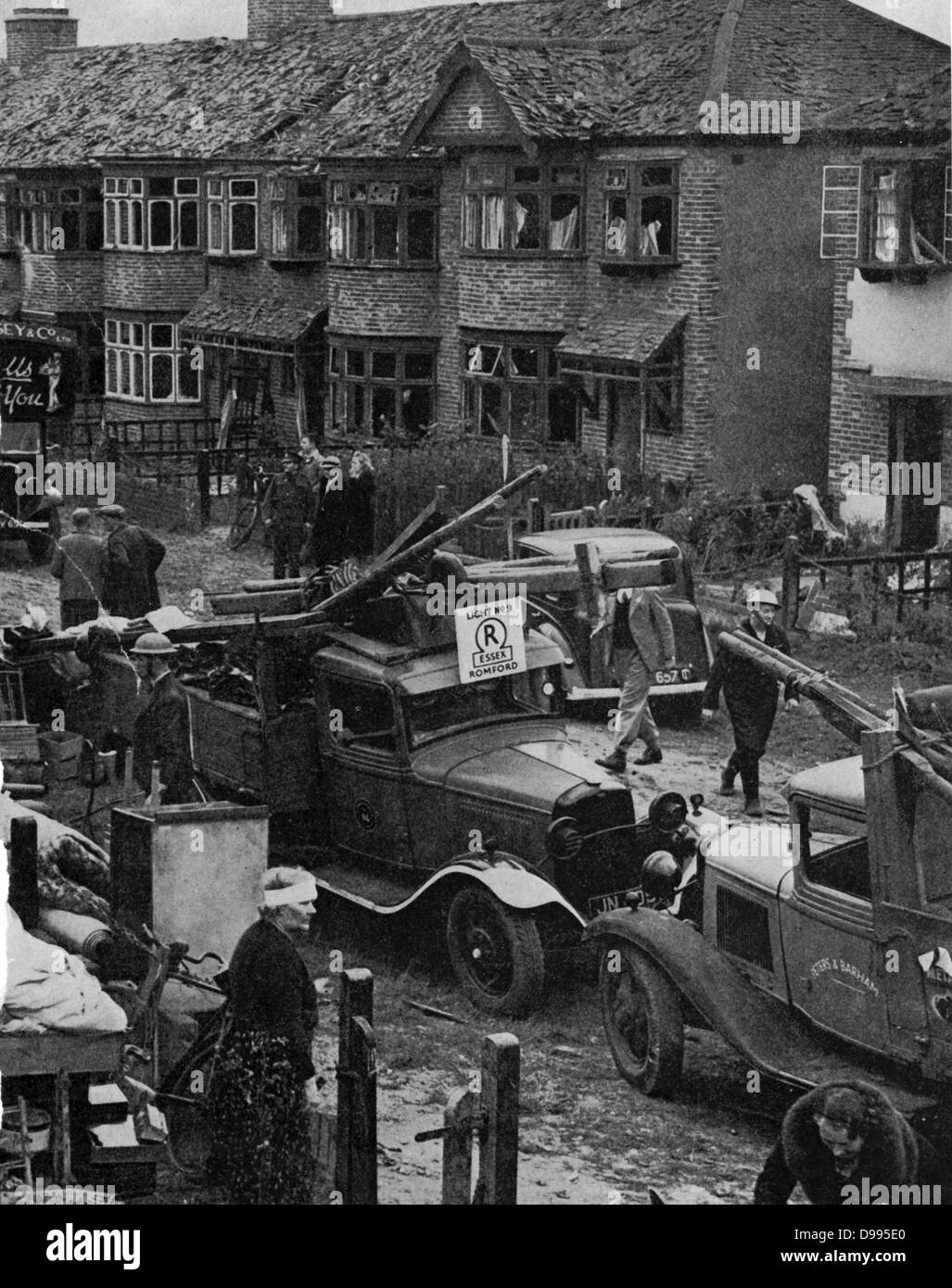 Bombenschäden in einer Vorstadtstraße. September Juli Mai 1941 anhaltende Bombardierung von britischen Städte, den Blitz, der Luftwaffe (US Air Force) 43.000 Zivilisten getötet und 51.000 verletzt und zerstört eine Million Wohnungen. Stockfoto