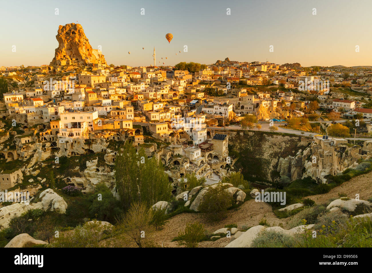 Ballonfahrt in der Nähe der Felsen in der türkischen Stadt Uchisar Stockfoto