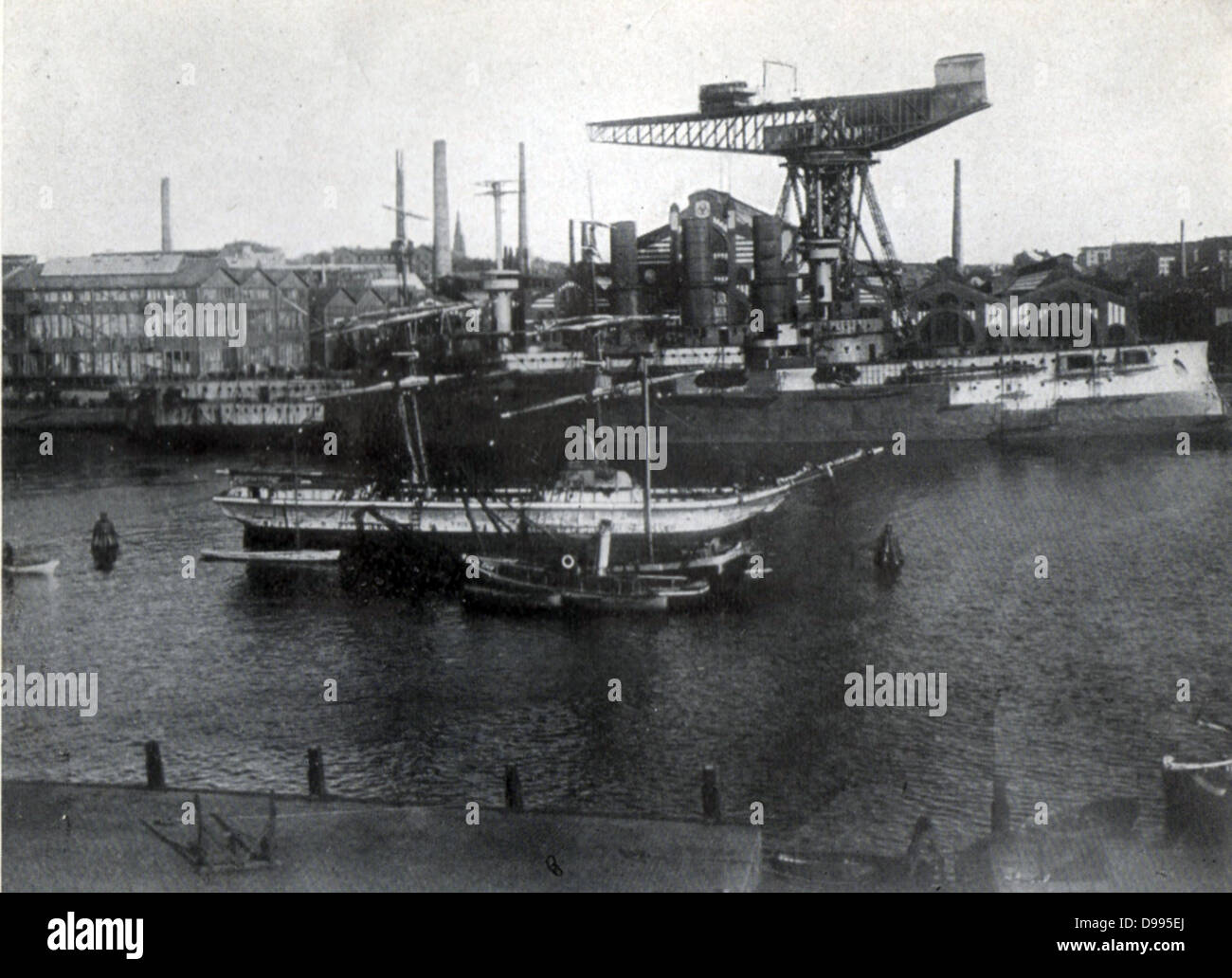 Deutsche Kriegsschiffe im Bau in der kaiserlichen Marine Werften in Kiel, Anfang des 20. Jahrhunderts. Stockfoto