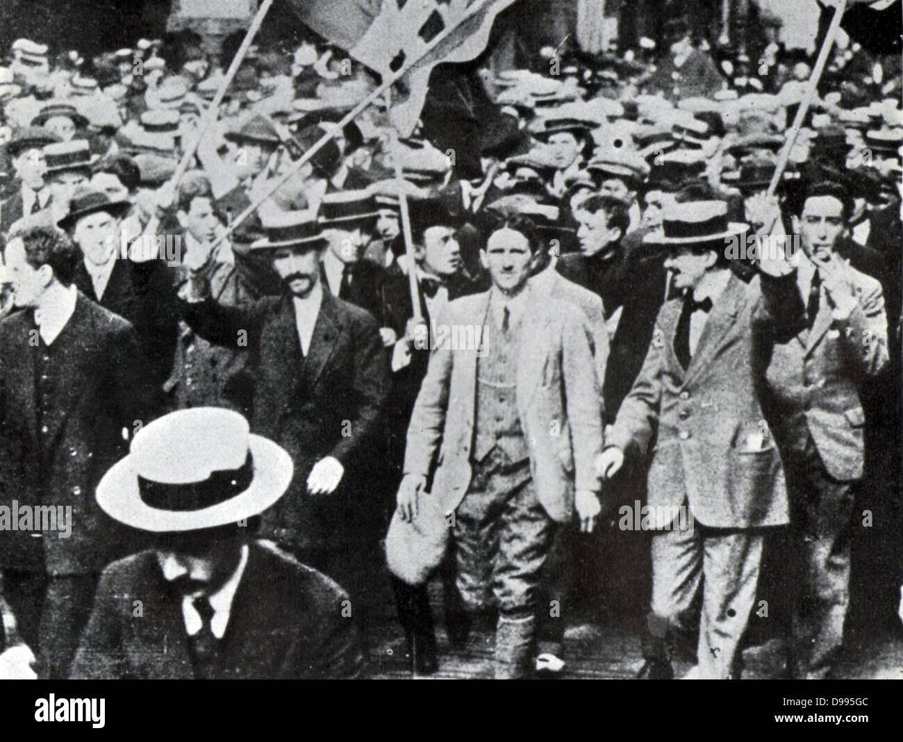 Die Franzosen marschieren durch Paris, mit Begeisterung wehenden Fahnen und sangen patriotische Lieder, nach der Erklärung von Krieg, August 1914. Stockfoto