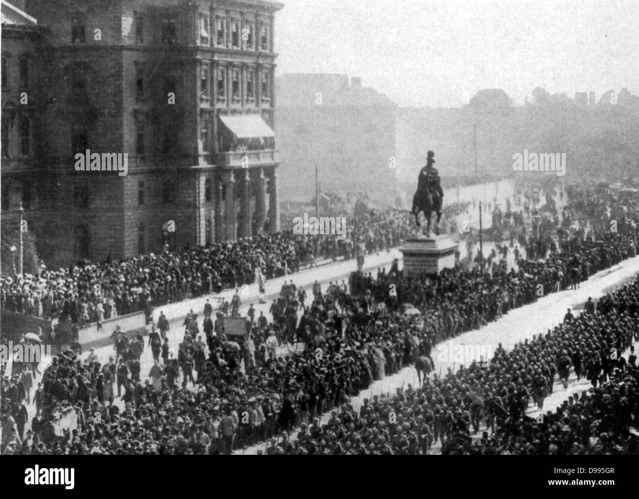 Austro-ungarischen Moblization 1914: Spalte der Truppen marschieren durch Wien von begeisterten Massen beobachtet. Stockfoto